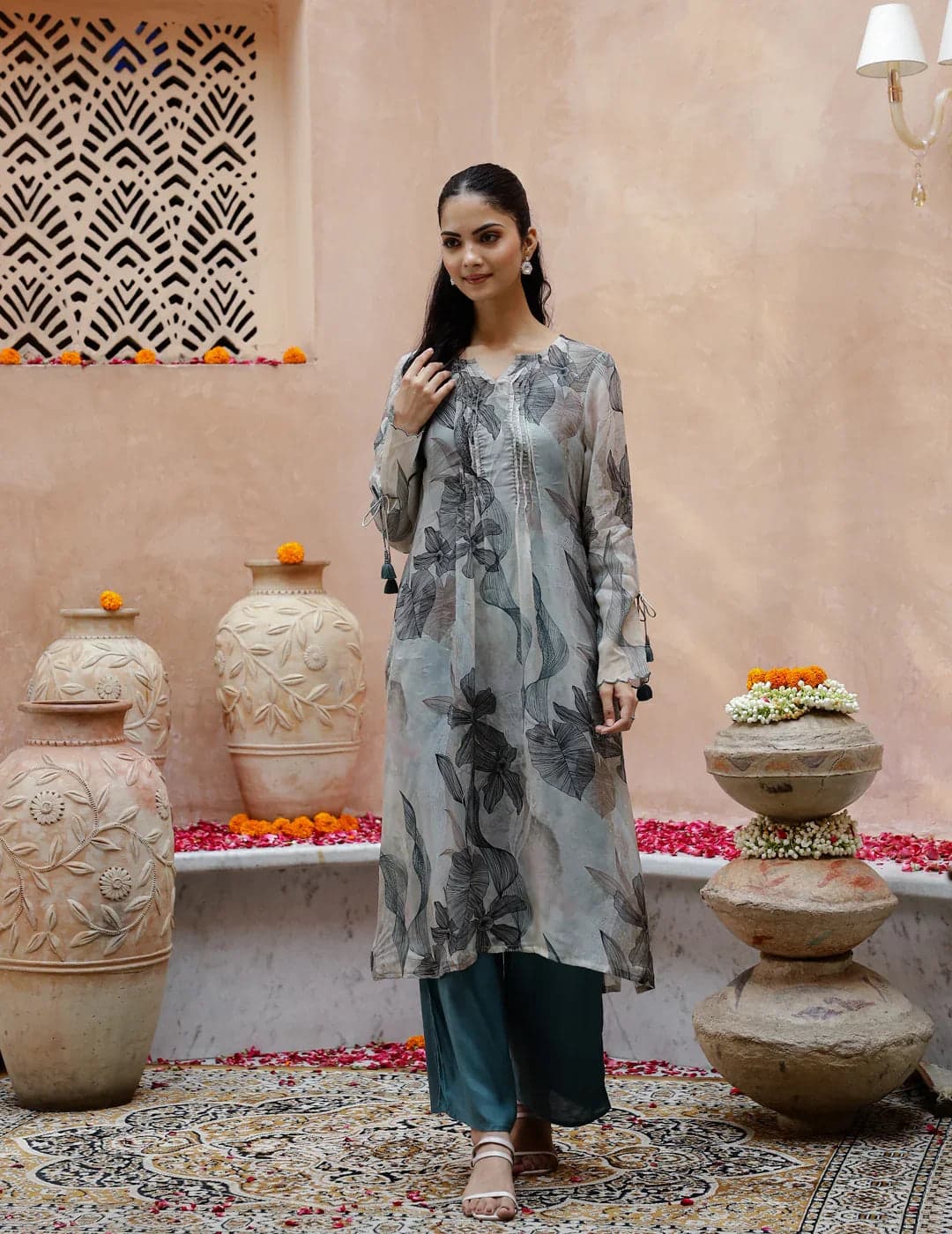 Kemigen Women's Green Floral Printed Sweetheart Neck Kurta Set