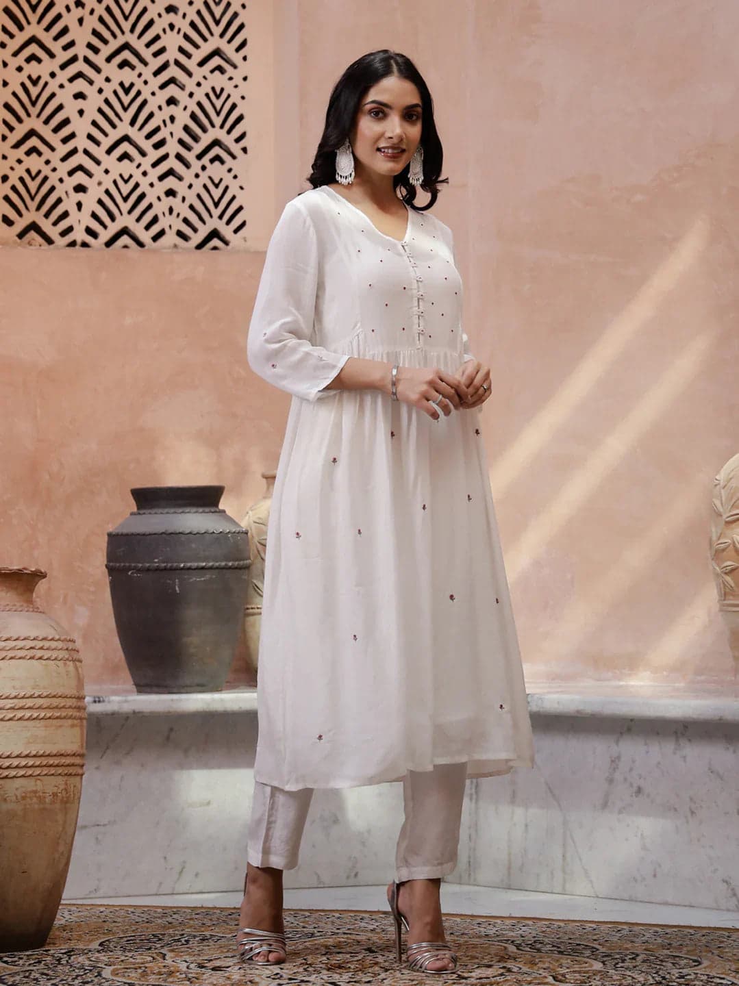 Kemigen Women's Off White Solid V-Neck Kurta Set