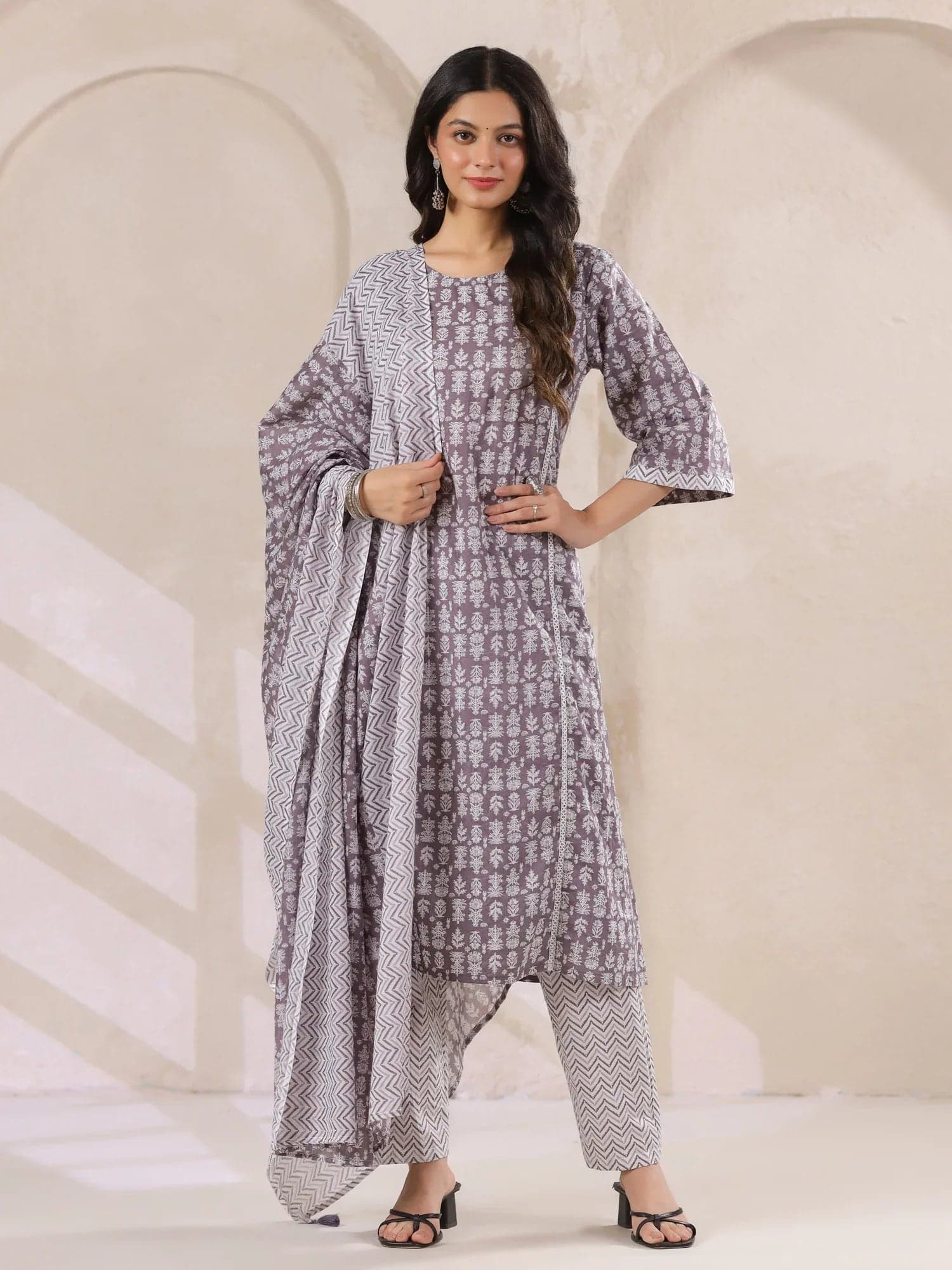 Kemigen Grey Flower Printed Round Neck Cotton Kurta Set With Dupatta